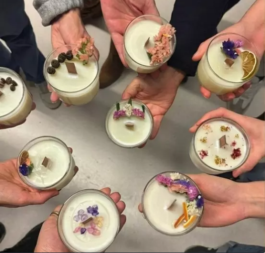 JUEVES CREATIVOS Creación de velas para 4 persona